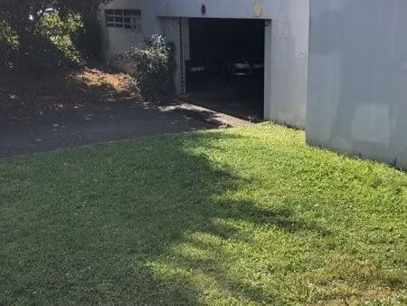 place de parking couverte à côté gare sqy