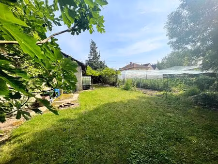 maison traditionnelle de 204 m2 de surface avec une grande de 300m2 et un local indépendan