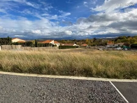 terrain 780 m² plauzat