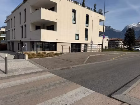 location locaux professionnels 130 m² à annecy (74000)  2 569 €