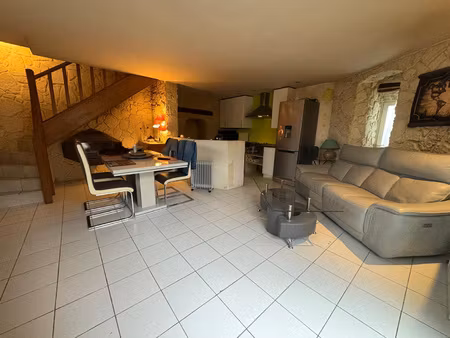 maison de village avec une cour