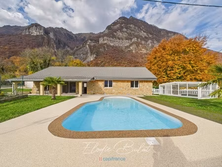 maison de charme de plain-pied avec piscine chauffée et dépendances – montailleur (73)