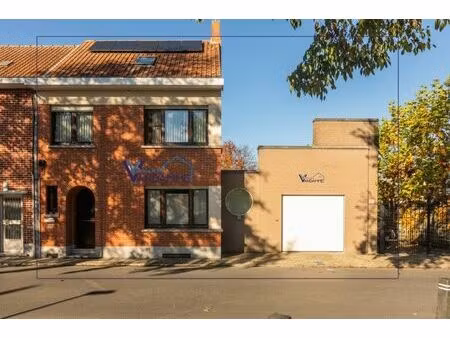 te moderniseren halfopen bebouwing met 3 slaapkamers (5 mogelijk)  garage en tuin met open