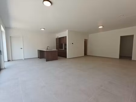 luxe gelijkvloers appartement met tuin  2 slaapkamers en autostaanplaats