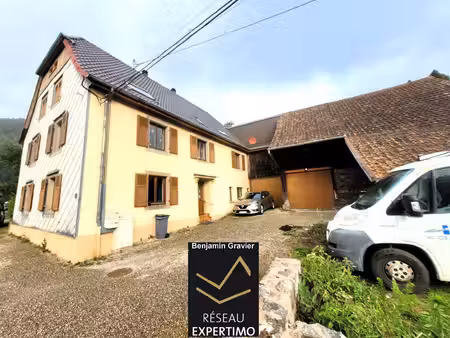 immeuble 2 grands logements + grange  bien entretenu