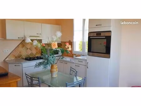 ceyrat – f1 bis meublé 35m² – proche transports & commerces – parking sécurisé – jardinet 