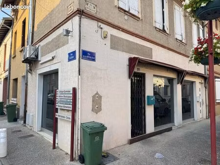 a saisir  local commercial très visible  bel emplacement dans la rue commerçante