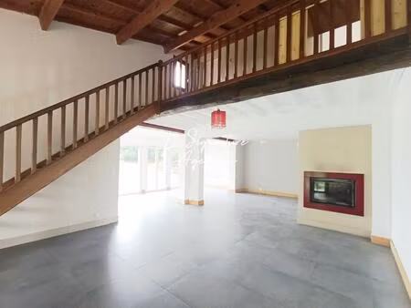 maison de 242 m2 avec magnifique vue et terrain de 12 098 m2