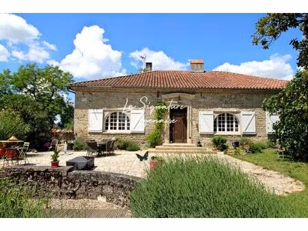 maison en pierre de plain-pied de275 m2  6 chambres  piscine  4992m2