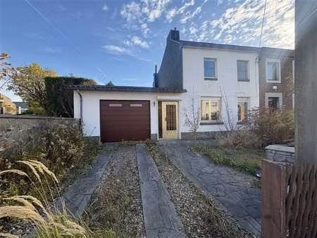 s/hauteurs - mais. à rénover 2/3 ch  jard  gar.