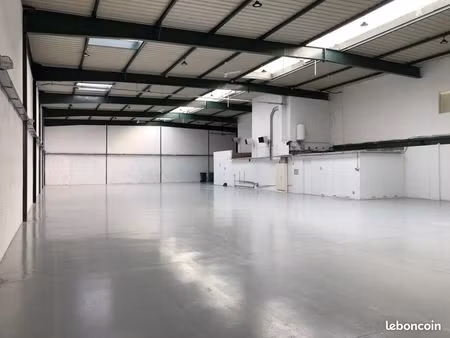 local d'activité 1 052 m²