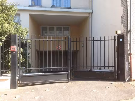 place de parking souterrain à louer à cachan  à coté du rer b