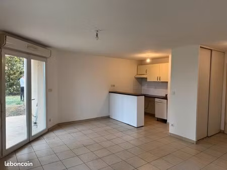 t2 de 43m2 avec parking  terrasse et jardin