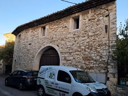 ensemble maison en pierre centre village