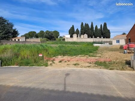 terrain viabilisé à pouzolles   dans village du sud de la france