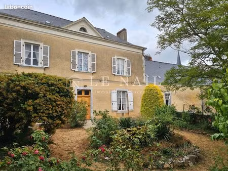 maison de maître xixe dans un village  à 10 km de meslay-du-maine