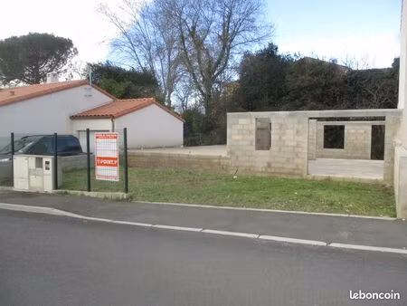 terrain avec début de construction