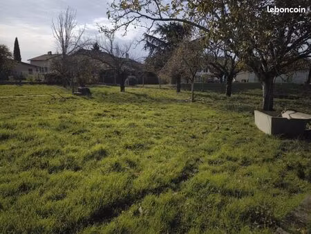 terrain à bâtir centre rabastens de 863 m2 plat proche commerces et écoles desservi par to