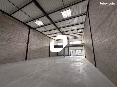 local d'activité 374 m²