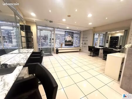 local commercial 67 m² melun