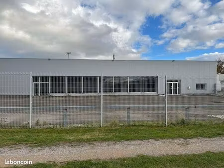 local commercial 3580 m² poulainville