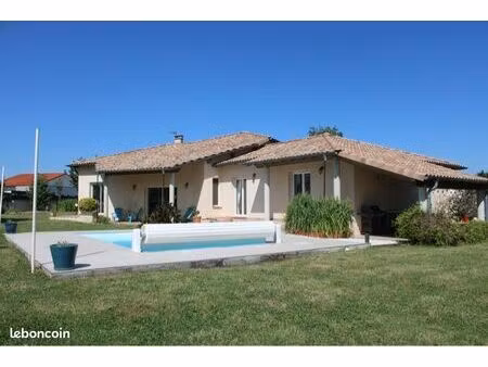 villa contemporaine  cinq pièces sur 2848 m² de terrain