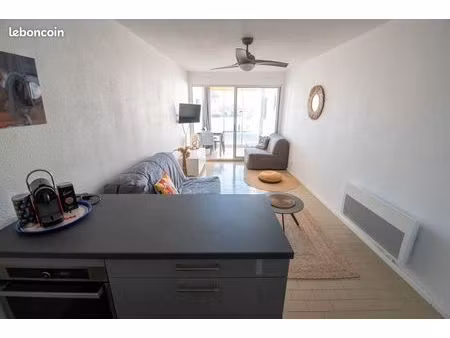 studio 32m2 lumineux à quelques mètres de la plage avec place de parking privée