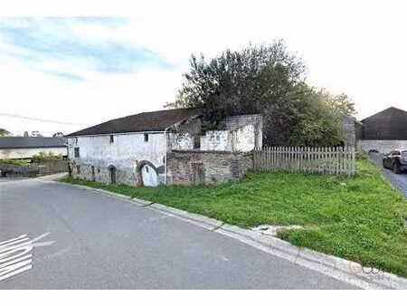 terrain avec anciennes bâtisses en pierre du pays