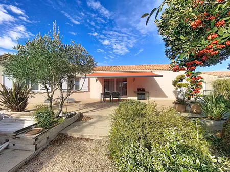 a vendre. maison de plain pied  3 chambres  garage  jardin  piscine hors sol  située à mor