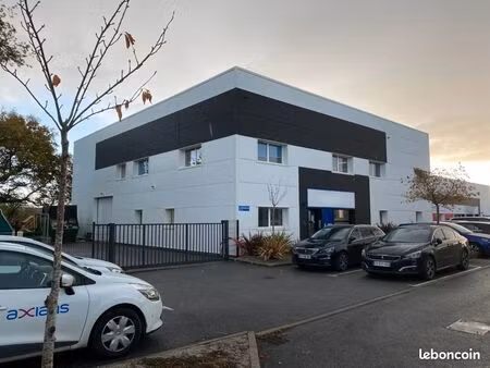 bureaux  entrepôt 586 m² crach