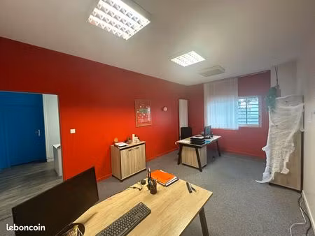 bureaux avec accueil et local archives