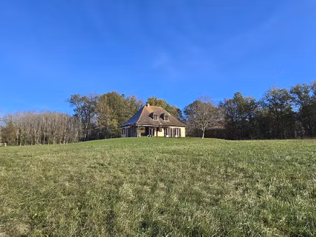 périgourdine sur 12ha55 de terrain boisé avec vue!