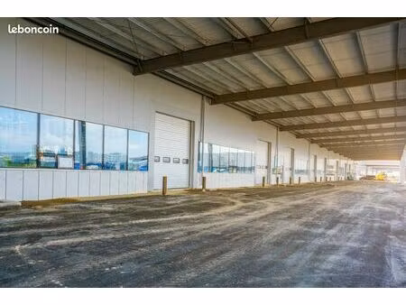 local commercial 1800 m² plescop