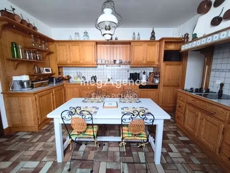 maison familiale de caractère. 7 pièces  4 chambres  jardin paysager  garage  atelier  cav