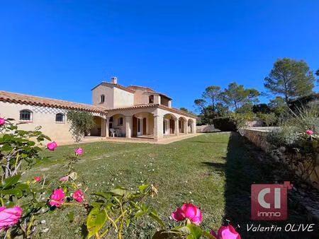 villa t8 de 190m² a vendre sur rocbaron avec jardin paysager  piscine  garage  carport