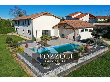 maison roche 8 pièce(s) 226.10 m2