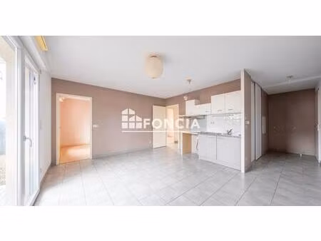 centre ville de fargues-saint-hilaire  appartement de trois pièces avec jardin privatif