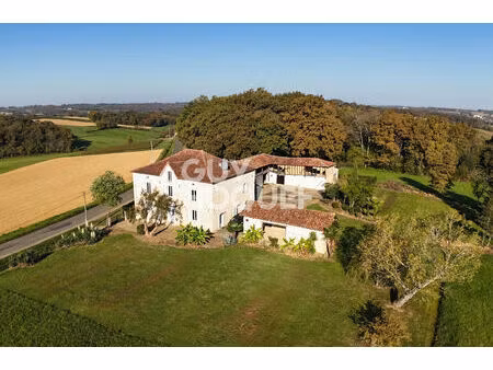 propriété de charme en pierres apparentes de 273 m² avec dépendances et vue dominante