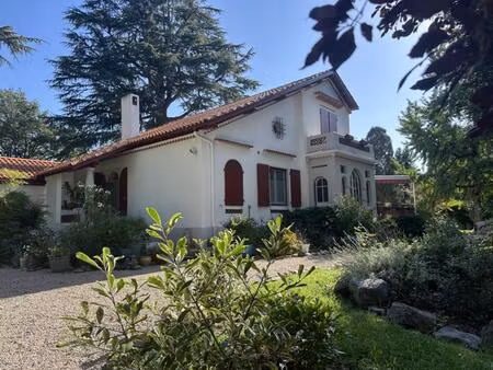 exceptionnelle maison d’architecte rénovée – cadre verdoyant & proximité toutes commodités