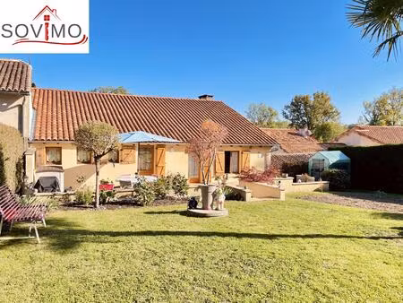 jolie maison de village entiérement rénovée en pierre apparentes avec jardin