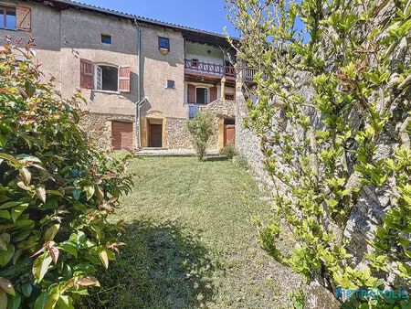 a bully bâtisse en pierre dans un coeur de ferme à fort pot