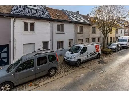 te renoveren woning met 2 slaapkamers  tuin en garage