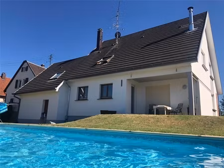 quartier residentiel: maison avec piscine