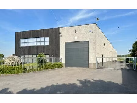 bedrijfspand met magazijn  kantoren & woonst op topzichtlocatie e17 – kruisem