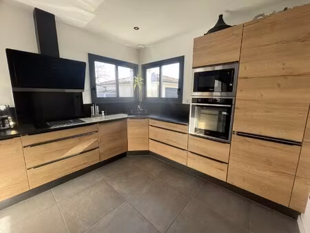 villa de plain-pied avec piscine