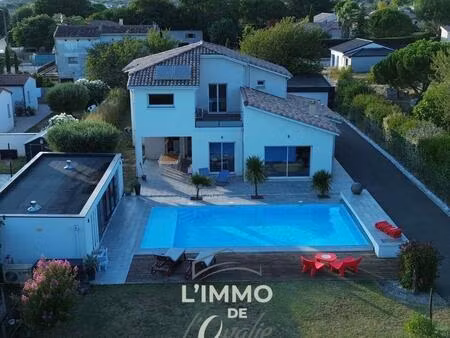 maison d'architecte 7 pièce(s) 220 m2 avec dépendances et piscine