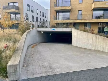 ondergrondse autostaanplaats met kelderberging