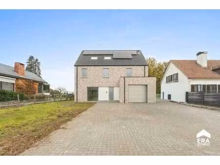 nouvelle maison avec un espace exceptionnel et la tranquilli