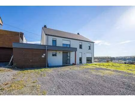 maison récente avec vue imprenable sur la vallée