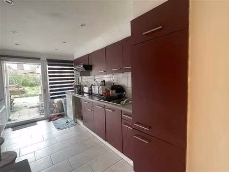 bonne maison mitoyenne sise dans une rue calme